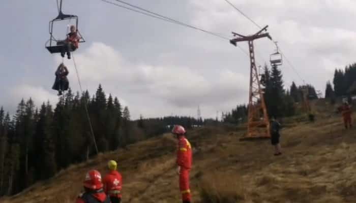 50 de oameni au rămas blocați în telescaun, după ce un șofer a intrat cu mașina într-o zonă cu trafic rutier interzis